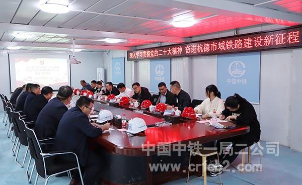 在会议室学习交流 在会议室学习交流