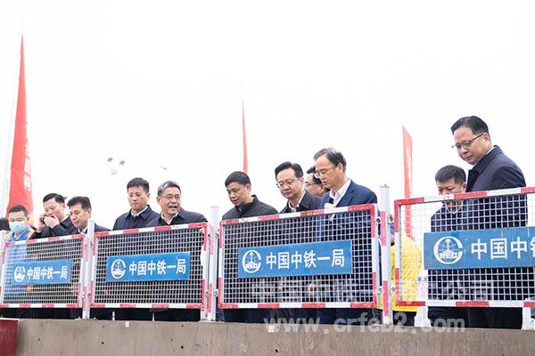 出席始发仪式领导现场观看盾构始发 出席始发仪式领导现场观看盾构始发
