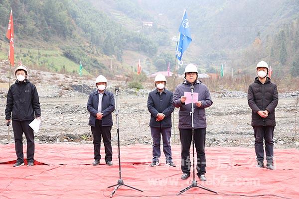 中铁一局二公司副总经理吕飞出席仪式现场并下达开工令 中铁一局二公司副总经理吕飞出席仪式现场并下达开工令
