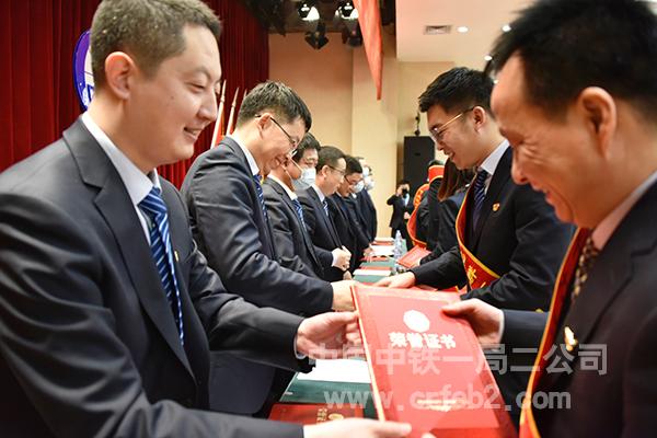 为“双先”代表颁奖 为“双先”代表颁奖
