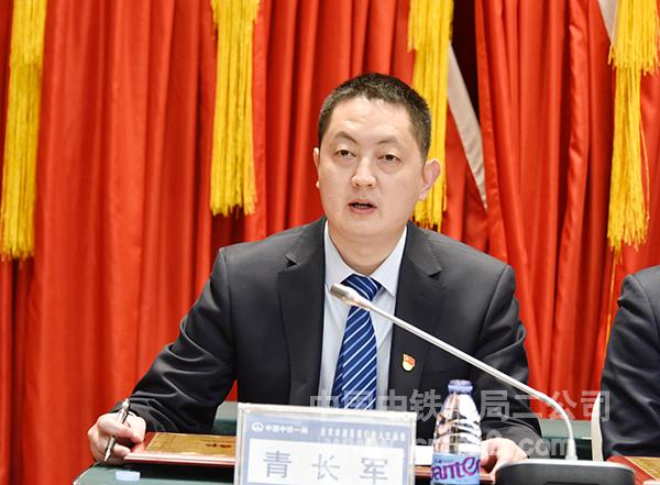 公司工会主席青长军宣读表彰决定 公司工会主席青长军宣读表彰决定