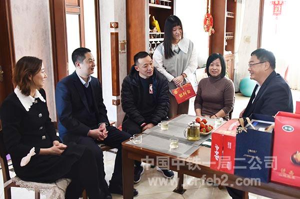 李永明慰问川藏职工邓晓东及家属 李永明慰问川藏职工邓晓东及家属