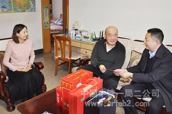 青长军慰问困难职工杨博 青长军慰问困难职工杨博
