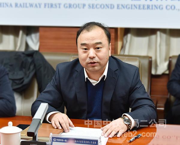 中铁一局二公司总经理崔磊主持座谈会 中铁一局二公司总经理崔磊主持座谈会
