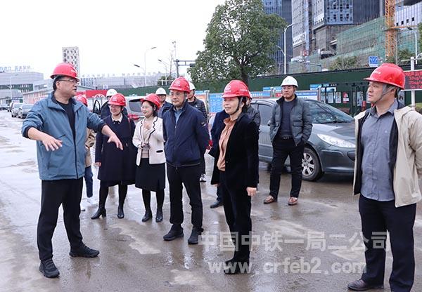 财政厅赵雅玲听现场介绍 财政厅赵雅玲听现场介绍