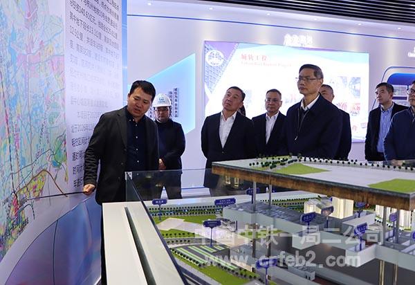黄柯旭在展厅听汇报 黄柯旭在展厅听汇报