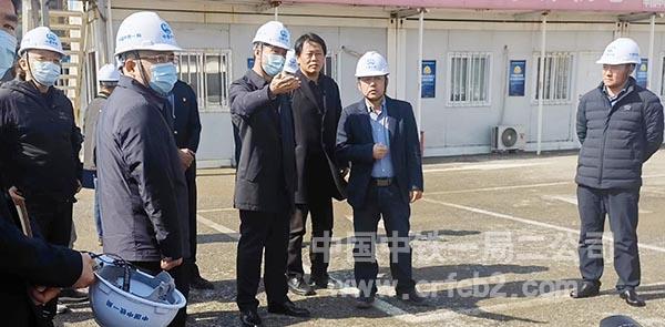 项目经理王立吉与辽阳市长进行工作交谈 项目经理王立吉与辽阳市长进行工作交谈