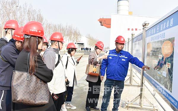 学员现场采访听取项目介绍 学员现场采访听取项目介绍