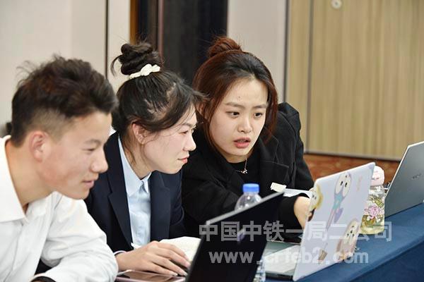 小组成员互相交流 小组成员互相交流