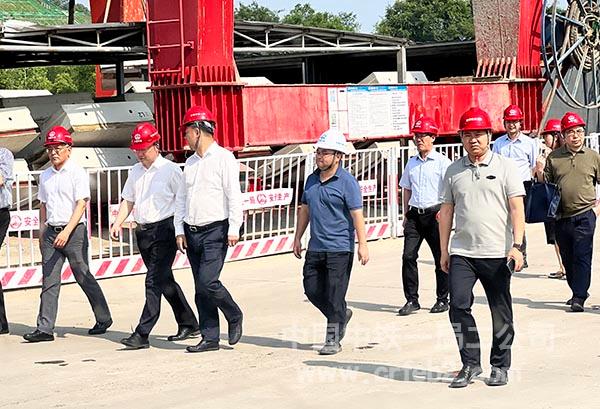 调研人员进入施工场地 调研人员进入施工场地