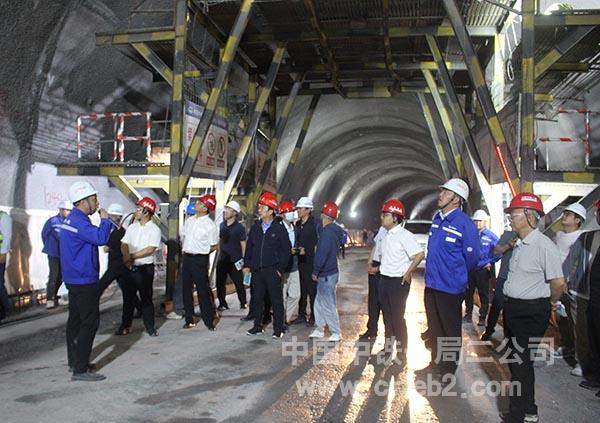 项目副经理贺海峰汇报防水板施工情况 项目副经理贺海峰汇报防水板施工情况