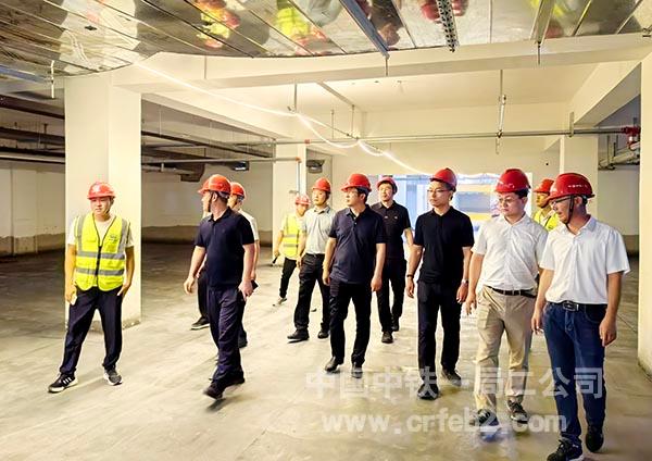 考察组到G9地块地下车库观摩施工状况 考察组到G9地块地下车库观摩施工状况