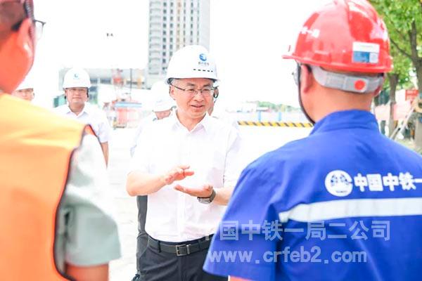 李军与施工一线建设者亲切交谈 李军与施工一线建设者亲切交谈