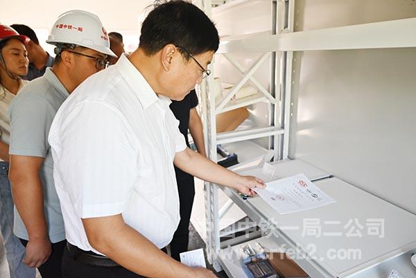 民政局局长左印堂查看材料证书 民政局局长左印堂查看材料证书