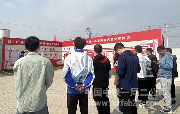学生参观廉洁文化展区 学生参观廉洁文化展区