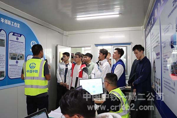 活动人员参观项目绿色装配式创新工作室 活动人员参观项目绿色装配式创新工作室