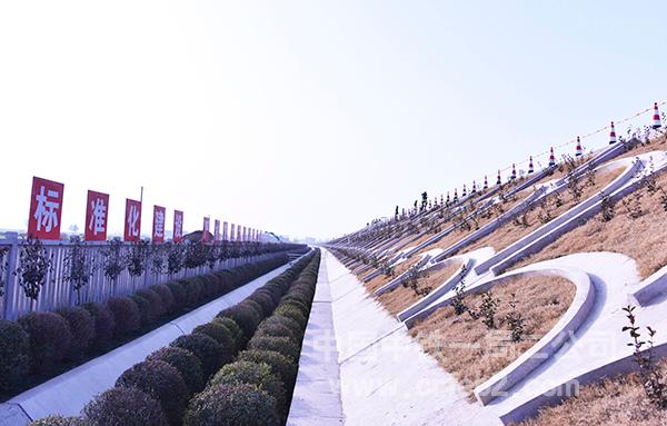 已完工的路基边坡界防护绿化 已完工的路基边坡界防护绿化