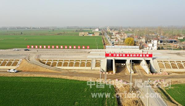 干净整洁的路基施工现场 干净整洁的路基施工现场