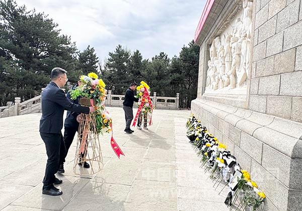 冯营子村城中村改造项目——青年代表献上花篮 冯营子村城中村改造项目——青年代表献上花篮