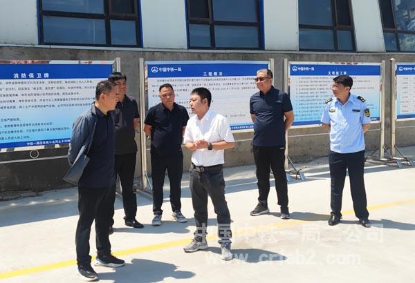 预制梁场听取汇报 预制梁场听取汇报