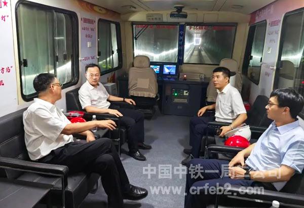 乘坐轨道车深入区间施工现场调研 乘坐轨道车深入区间施工现场调研