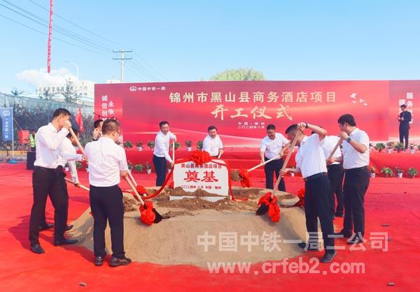 现场嘉宾一同为商务酒店项目进行培土奠基 现场嘉宾一同为商务酒店项目进行培土奠基