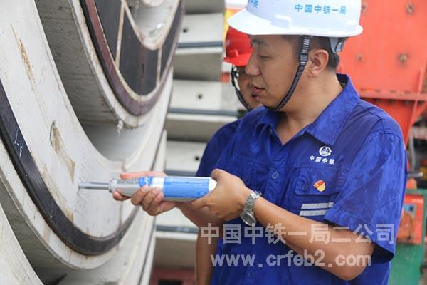 认真工作中的冯利华 认真工作中的冯利华