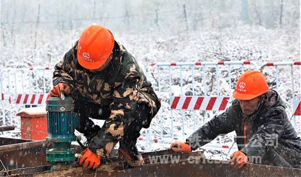 雪中作业 雪中作业