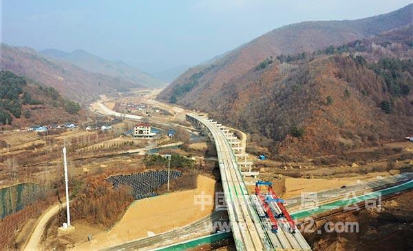 太平河3号大桥预制梁架设 太平河3号大桥预制梁架设