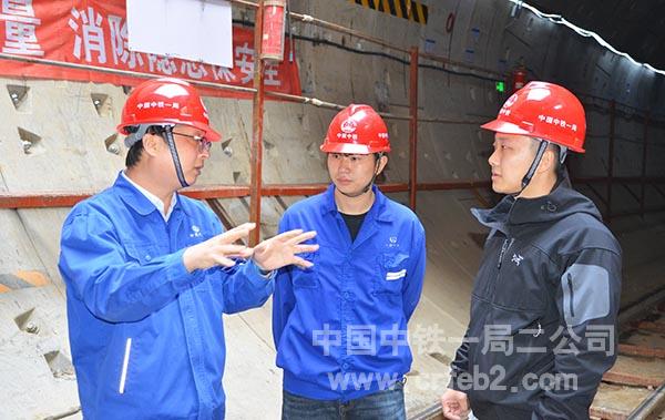 吴飞介绍盾构施工情况 吴飞介绍盾构施工情况