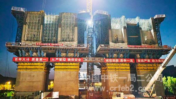 军庄互通立交主线桥1号墩零号块夜间混凝土浇筑 军庄互通立交主线桥1号墩零号块夜间混凝土浇筑