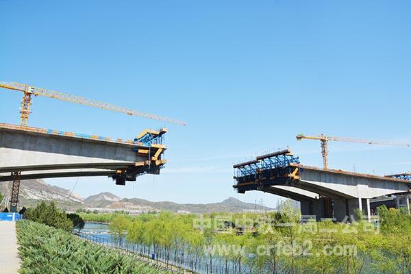 军庄互通立交主线桥跨永定河加紧施工 军庄互通立交主线桥跨永定河加紧施工