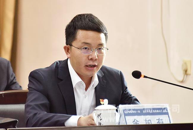 公司工会主席余加有宣读表彰决定 公司工会主席余加有宣读表彰决定