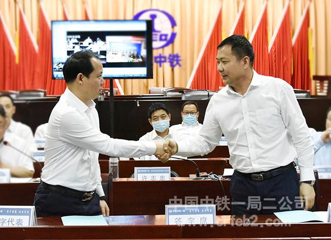 签订《安全生产责任书》 签订《安全生产责任书》