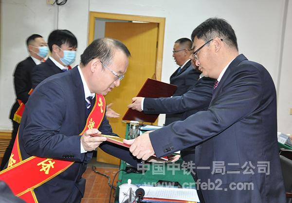 为受表彰先进集体颁发奖牌 为受表彰先进集体颁发奖牌