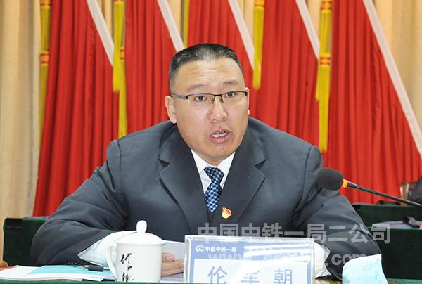二公司工会主席伦军朝宣读表彰决定 二公司工会主席伦军朝宣读表彰决定
