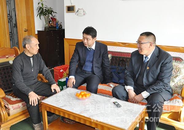 二公司领导与老干部们亲切交谈 二公司领导与老干部们亲切交谈