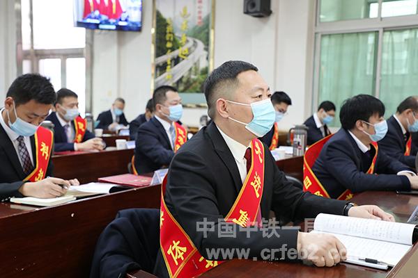 先进代表认真听会 先进代表认真听会