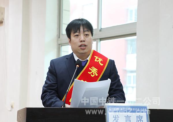 唐山花海项目经理刘景生代表优秀项目部作交流发言 唐山花海项目经理刘景生代表优秀项目部作交流发言
