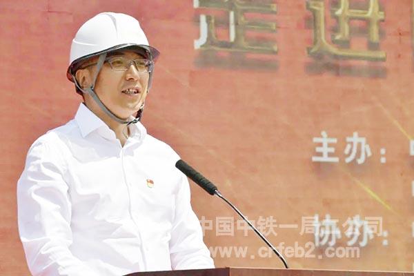 4雄安集团基础公司党支部书记、总经理张耀东宣读倡议书 4雄安集团基础公司党支部书记、总经理张耀东宣读倡议书