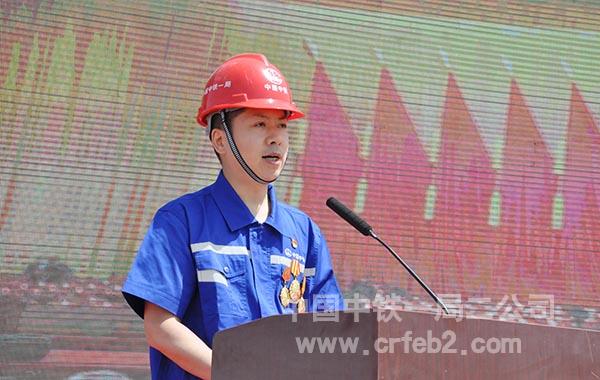 9白芝勇向雄安建设者们讲述故事 9白芝勇向雄安建设者们讲述故事
