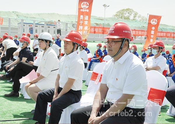 二公司党委书记、执行董事李永明出席活动 二公司党委书记、执行董事李永明出席活动