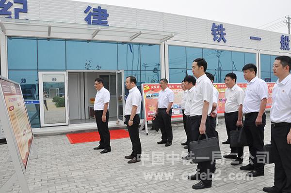 19与会人员观看光荣榜 19与会人员观看光荣榜