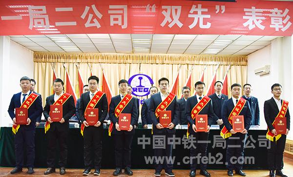 “双先”代表上台领奖 “双先”代表上台领奖