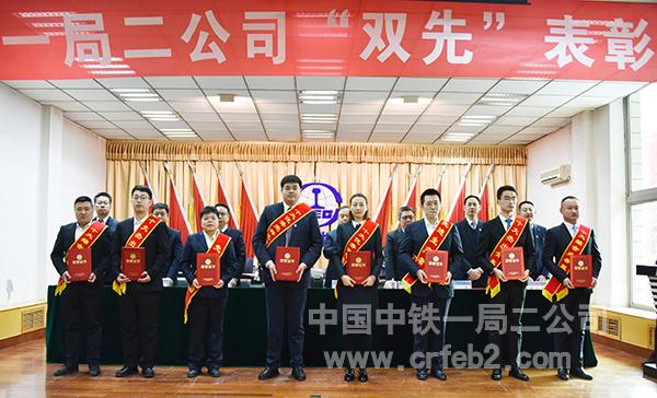 “双先”代表上台领奖2 “双先”代表上台领奖2