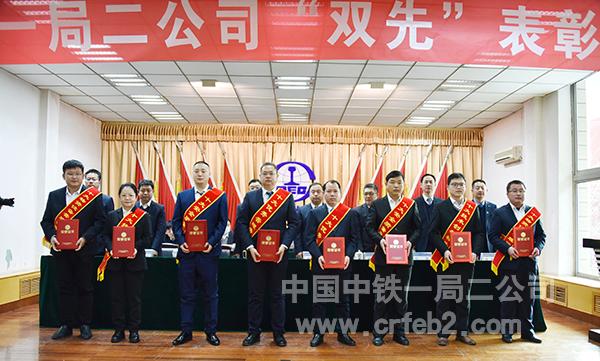 “双先”代表上台领奖3 “双先”代表上台领奖3
