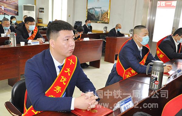 “双先”代表认真听会 “双先”代表认真听会