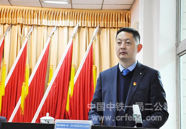 二公司工会主席青长军宣读“双先”表彰决定 二公司工会主席青长军宣读“双先”表彰决定