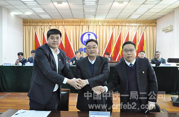 公司党委书记、纪委书记与项目部签订年度党风廉政建设责任书 公司党委书记、纪委书记与项目部签订年度党风廉政建设责任书