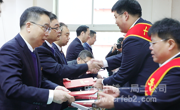 公司领导为“双先”代表颁发证书 公司领导为“双先”代表颁发证书